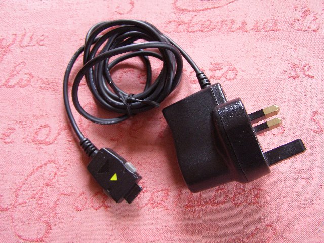 Preview of the first image of Samsung TAD037UBE charger.