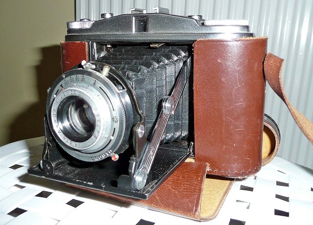 Preview of the first image of Camera.Agfa Isolette 2.1/4 120 film square Folding Camera.
