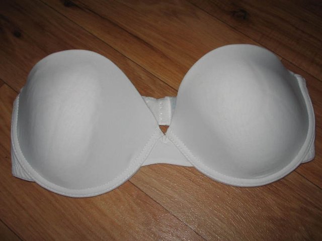 Preview of the first image of 1 X White Strapless Underwired TShirt Bra UK32C EU70C.