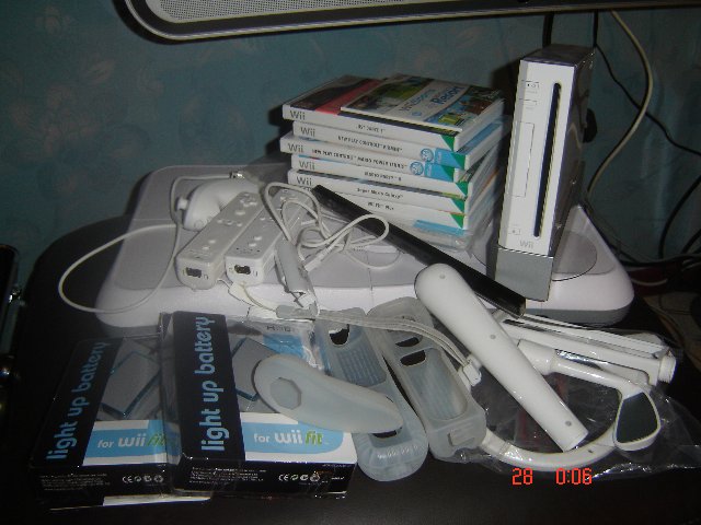 Preview of the first image of Wii with motion + with loads of extras & Games.