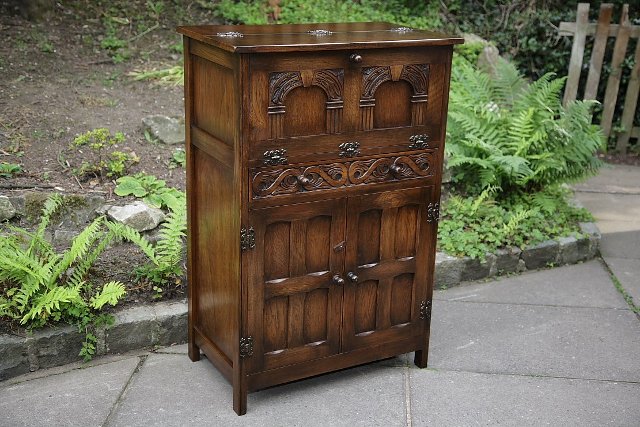 Preview of the first image of BEVAN FUNNELL REPRODUX OAK DRINKS CABINET CUPBOARD UNIT..
