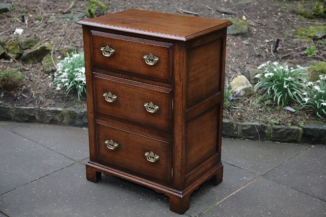 Preview of the first image of TITCHMARSH & GOODWIN OAK T.V. HI-FI CABINET CUPBOARD TABLE.