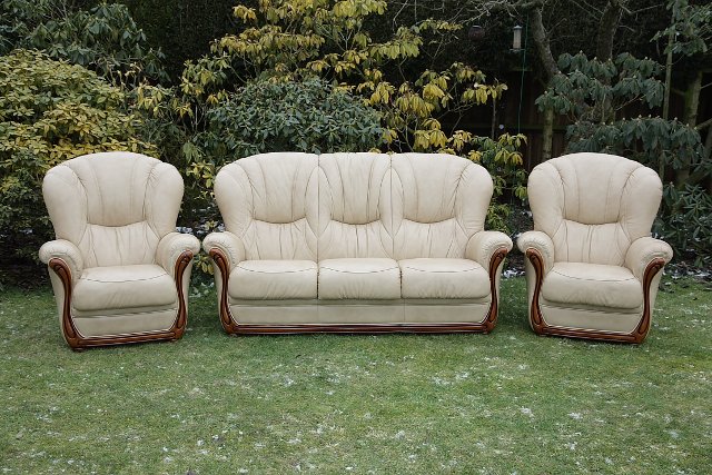 Preview of the first image of LEATHER BARDI CHESTERFIELD WING BACK 3 PIECE SUITE SETTEE..