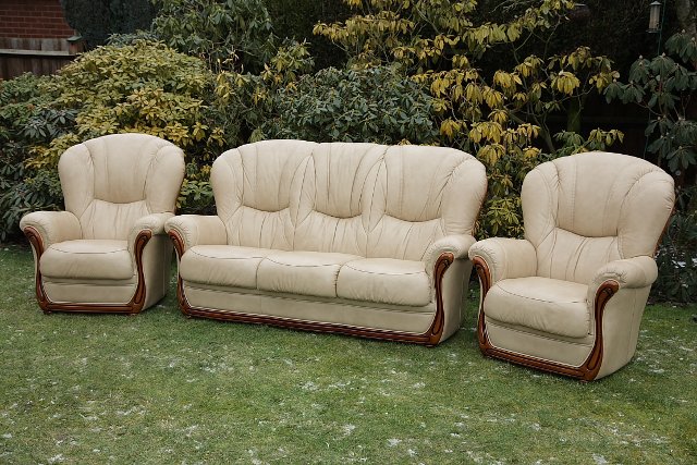 Image 2 of LEATHER BARDI CHESTERFIELD WING BACK 3 PIECE SUITE SETTEE.