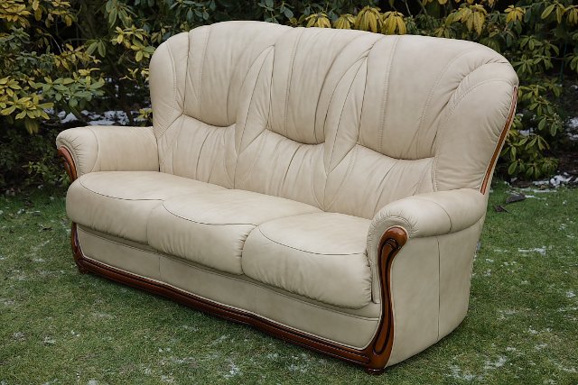 Image 3 of LEATHER BARDI CHESTERFIELD WING BACK 3 PIECE SUITE SETTEE.