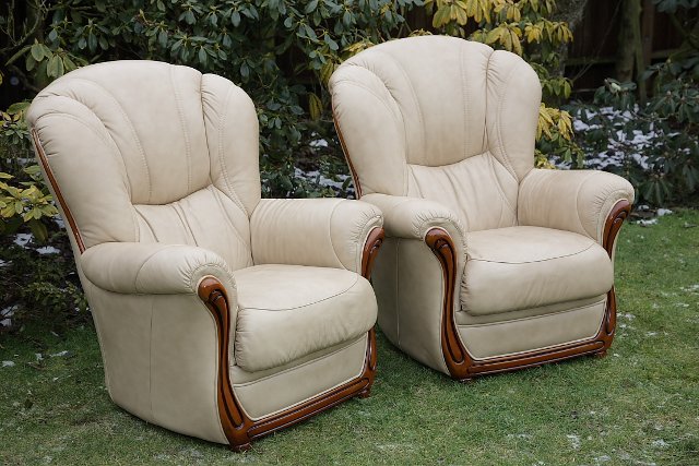 Image 5 of LEATHER BARDI CHESTERFIELD WING BACK 3 PIECE SUITE SETTEE.