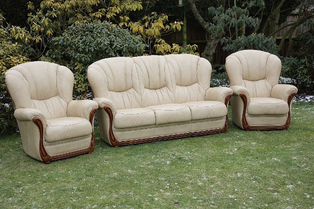 Image 6 of LEATHER BARDI CHESTERFIELD WING BACK 3 PIECE SUITE SETTEE.