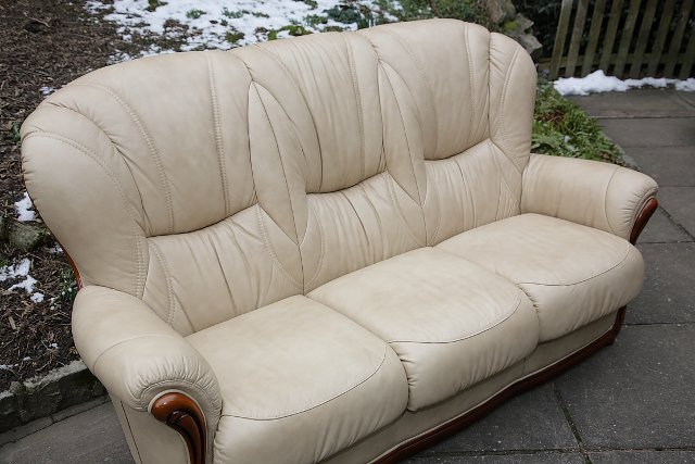 Image 8 of LEATHER BARDI CHESTERFIELD WING BACK 3 PIECE SUITE SETTEE.
