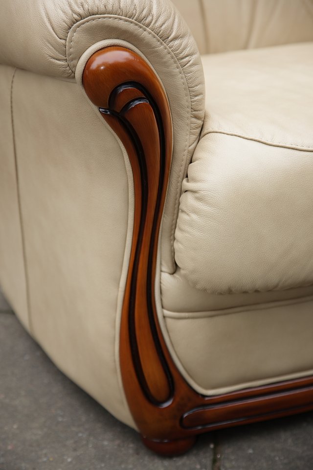 Image 9 of LEATHER BARDI CHESTERFIELD WING BACK 3 PIECE SUITE SETTEE.