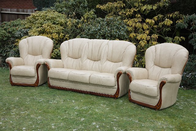 Image 10 of LEATHER BARDI CHESTERFIELD WING BACK 3 PIECE SUITE SETTEE.