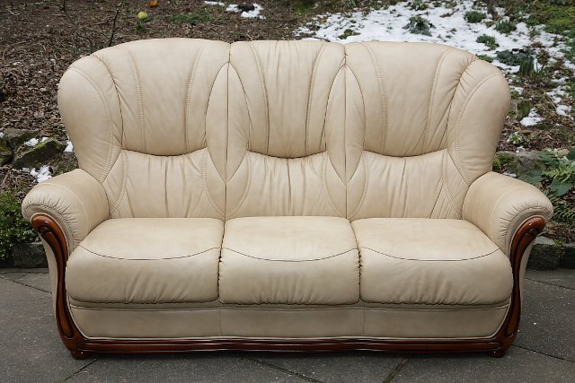 Image 11 of LEATHER BARDI CHESTERFIELD WING BACK 3 PIECE SUITE SETTEE.