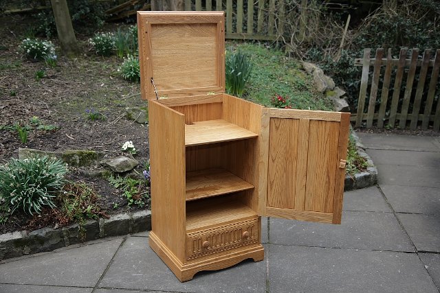 Preview of the first image of ERCOL LIGHT ELM T.V HI-FI MUSIC DVD VIDEO CABINET STAND..