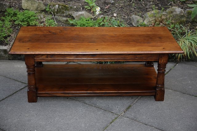Image 2 of TITCHMARSH & GOODWIN STYLE SOLID OAK POTBOARD COFFEE TABLE