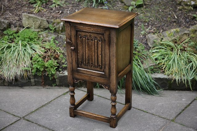 Preview of the first image of TITCHMARSH & GOODWIN STYLE SOLID OAK BEDSIDE CUPBOARD TABLE.
