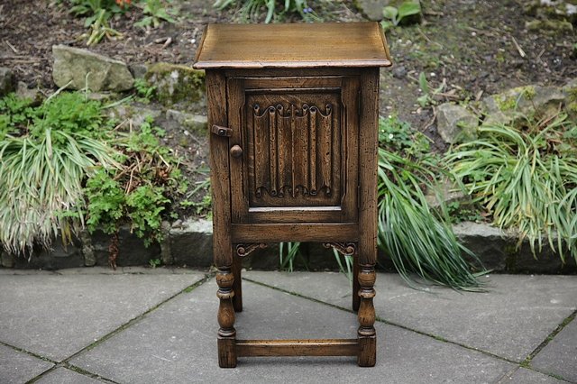 Image 2 of TITCHMARSH & GOODWIN STYLE SOLID OAK BEDSIDE CUPBOARD TABLE