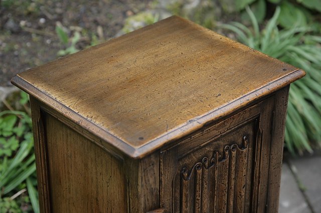Image 3 of TITCHMARSH & GOODWIN STYLE SOLID OAK BEDSIDE CUPBOARD TABLE