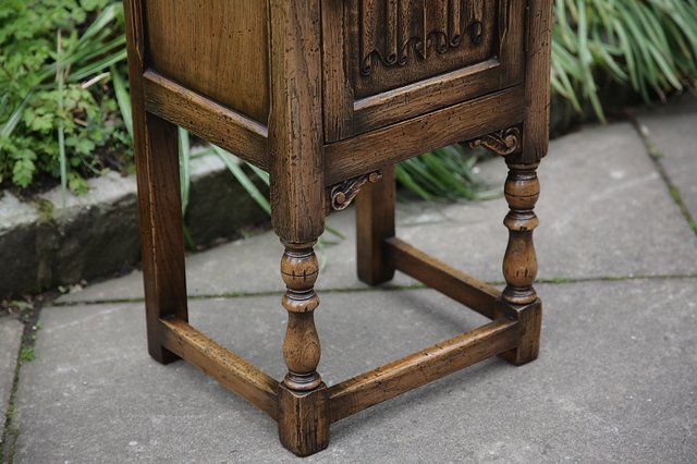 Image 4 of TITCHMARSH & GOODWIN STYLE SOLID OAK BEDSIDE CUPBOARD TABLE