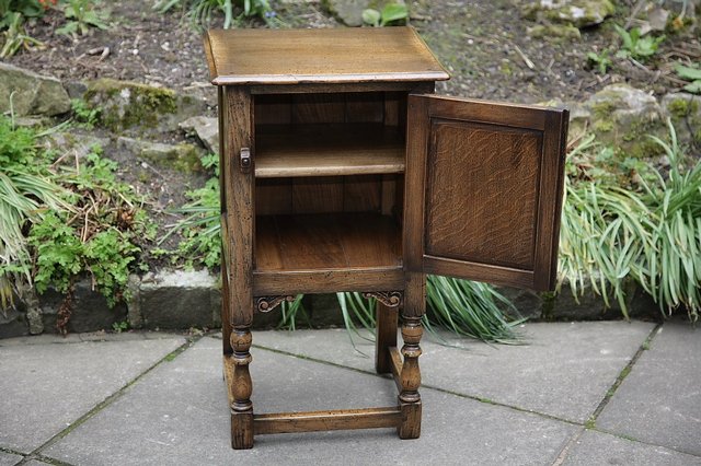 Image 5 of TITCHMARSH & GOODWIN STYLE SOLID OAK BEDSIDE CUPBOARD TABLE