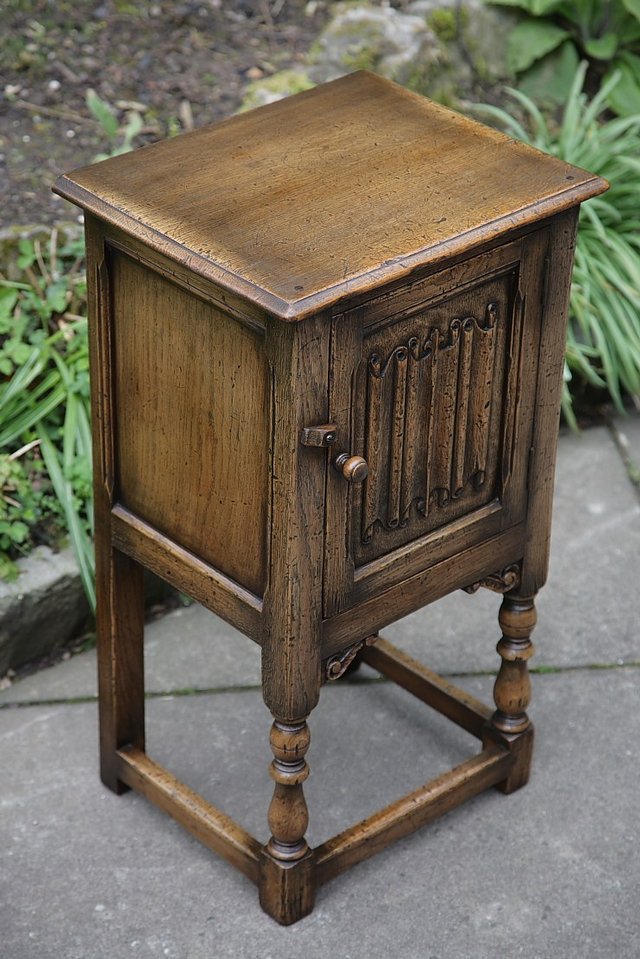 Image 7 of TITCHMARSH & GOODWIN STYLE SOLID OAK BEDSIDE CUPBOARD TABLE