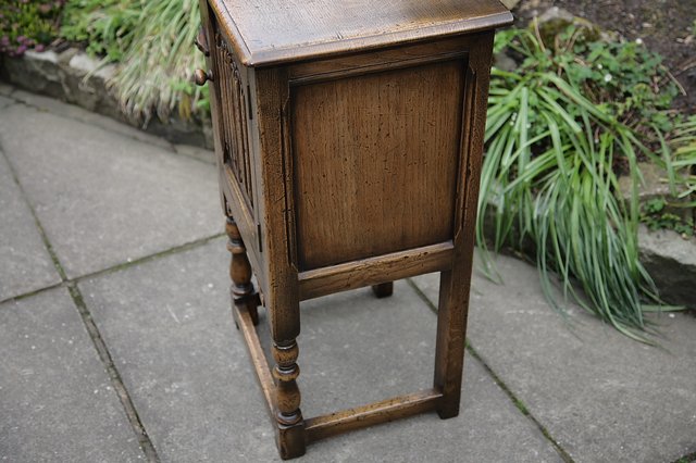 Image 8 of TITCHMARSH & GOODWIN STYLE SOLID OAK BEDSIDE CUPBOARD TABLE