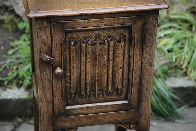 Image 10 of TITCHMARSH & GOODWIN STYLE SOLID OAK BEDSIDE CUPBOARD TABLE