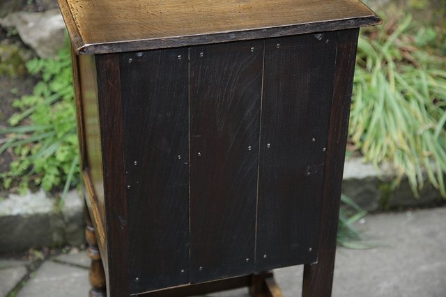 Image 11 of TITCHMARSH & GOODWIN STYLE SOLID OAK BEDSIDE CUPBOARD TABLE