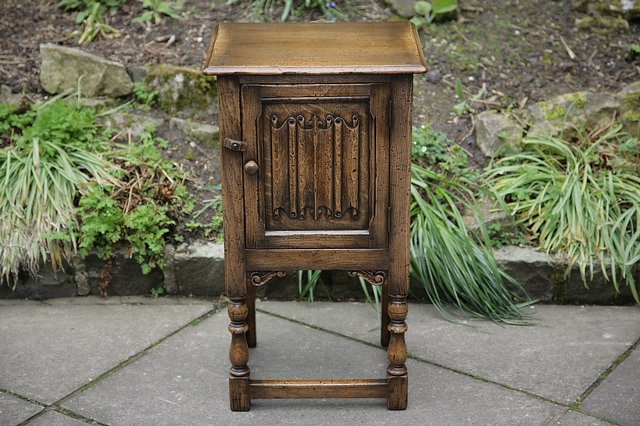 Image 12 of TITCHMARSH & GOODWIN STYLE SOLID OAK BEDSIDE CUPBOARD TABLE