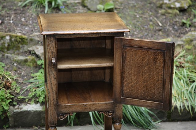 Image 14 of TITCHMARSH & GOODWIN STYLE SOLID OAK BEDSIDE CUPBOARD TABLE
