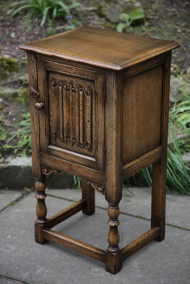Image 15 of TITCHMARSH & GOODWIN STYLE SOLID OAK BEDSIDE CUPBOARD TABLE