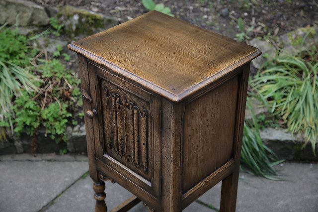 Image 16 of TITCHMARSH & GOODWIN STYLE SOLID OAK BEDSIDE CUPBOARD TABLE