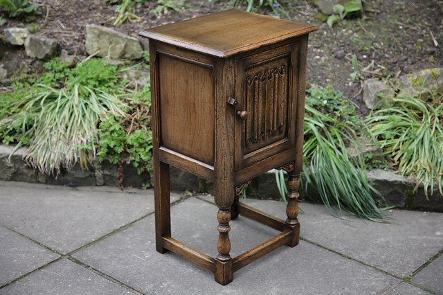Image 17 of TITCHMARSH & GOODWIN STYLE SOLID OAK BEDSIDE CUPBOARD TABLE
