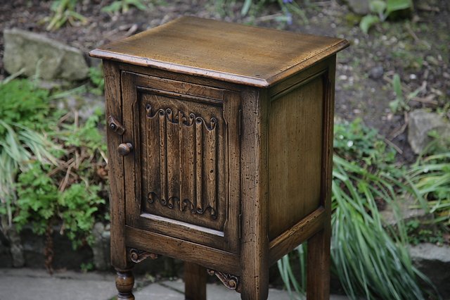 Image 18 of TITCHMARSH & GOODWIN STYLE SOLID OAK BEDSIDE CUPBOARD TABLE