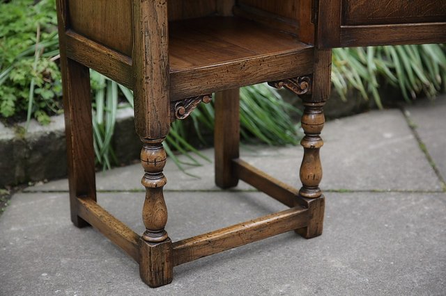 Image 19 of TITCHMARSH & GOODWIN STYLE SOLID OAK BEDSIDE CUPBOARD TABLE