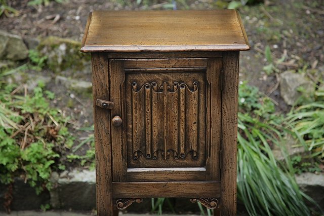 Image 20 of TITCHMARSH & GOODWIN STYLE SOLID OAK BEDSIDE CUPBOARD TABLE