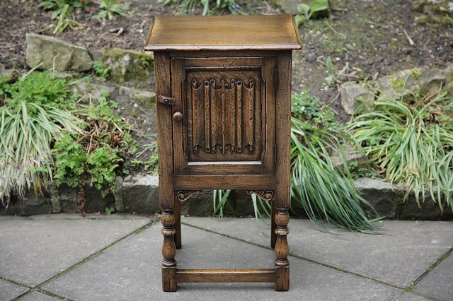 Image 21 of TITCHMARSH & GOODWIN STYLE SOLID OAK BEDSIDE CUPBOARD TABLE