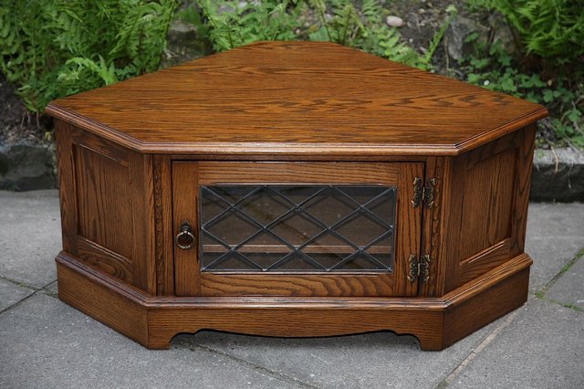 Preview of the first image of JAYCEE OAK CORNER T.V. HI-FI VIDEO DVD STAND TABLE CABINET.
