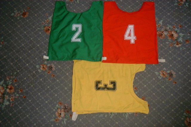 Preview of the first image of football bibs (12-13 yrs).