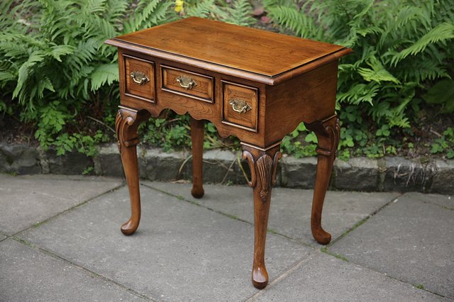 Image 6 of TITCHMARSH AND GOODWIN STYLE SOLID OAK LOWBOY HALL TABLE