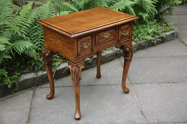 Image 13 of TITCHMARSH AND GOODWIN STYLE SOLID OAK LOWBOY HALL TABLE