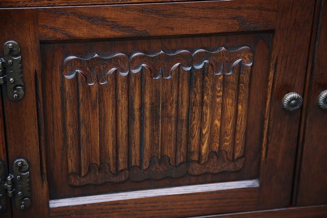 Image 31 of OLD CHARM TUDOR OAK DISPLAY CABINET CUPBOARD SHELVES.