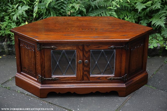 Preview of the first image of OLD CHARM TUDOR OAK CORNER T V DVD VIDEO CABINET STAND TABLE.