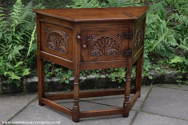 Image 2 of TITCHMARSH AND GOODWIN STYLE OAK HALL LAMP TABLE CABINET