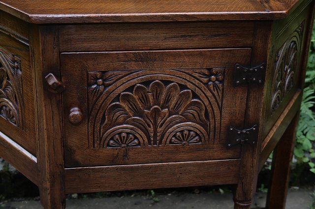 Image 5 of TITCHMARSH AND GOODWIN STYLE OAK HALL LAMP TABLE CABINET