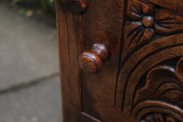 Image 8 of TITCHMARSH AND GOODWIN STYLE OAK HALL LAMP TABLE CABINET