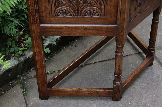 Image 16 of TITCHMARSH AND GOODWIN STYLE OAK HALL LAMP TABLE CABINET