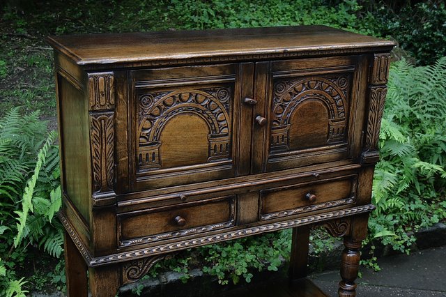 Image 2 of A TITCHMARSH & GOODWIN SOLID OAK WINE DRINKS HALL CABINET