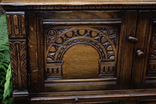 Image 3 of A TITCHMARSH & GOODWIN SOLID OAK WINE DRINKS HALL CABINET