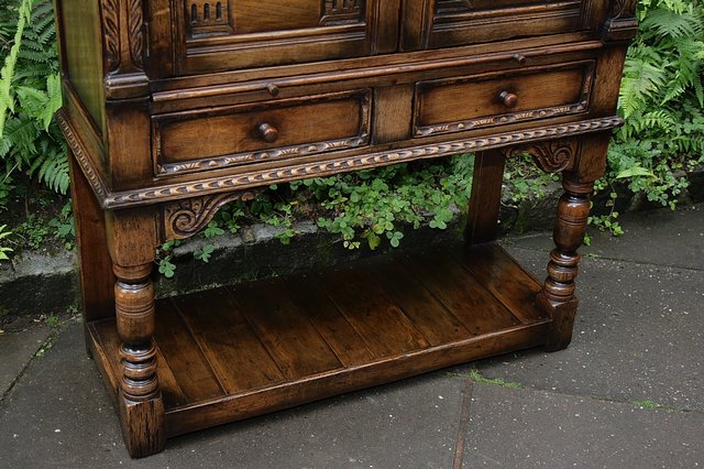 Image 8 of A TITCHMARSH & GOODWIN SOLID OAK WINE DRINKS HALL CABINET