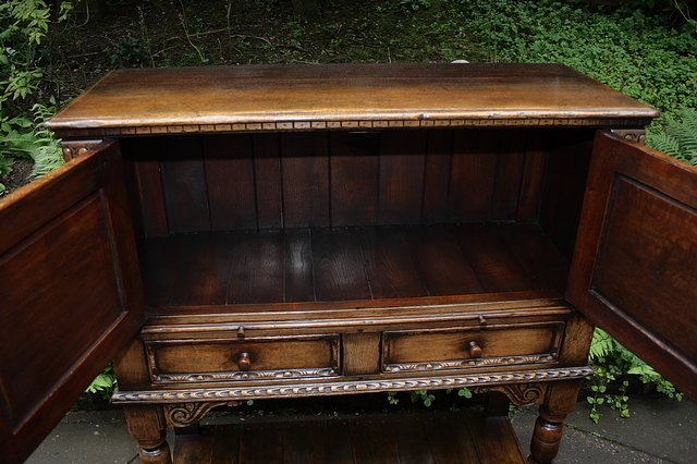 Image 9 of A TITCHMARSH & GOODWIN SOLID OAK WINE DRINKS HALL CABINET