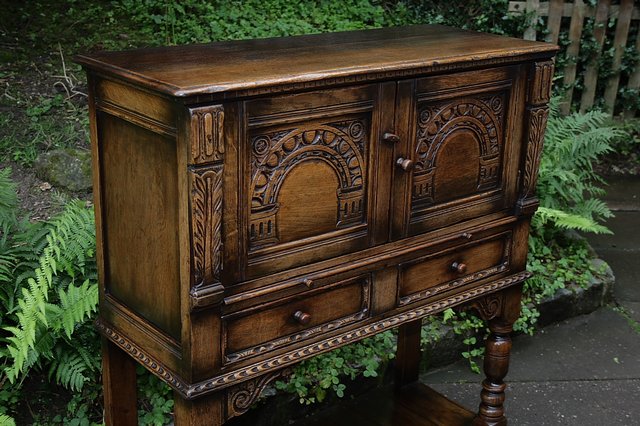Image 17 of A TITCHMARSH & GOODWIN SOLID OAK WINE DRINKS HALL CABINET